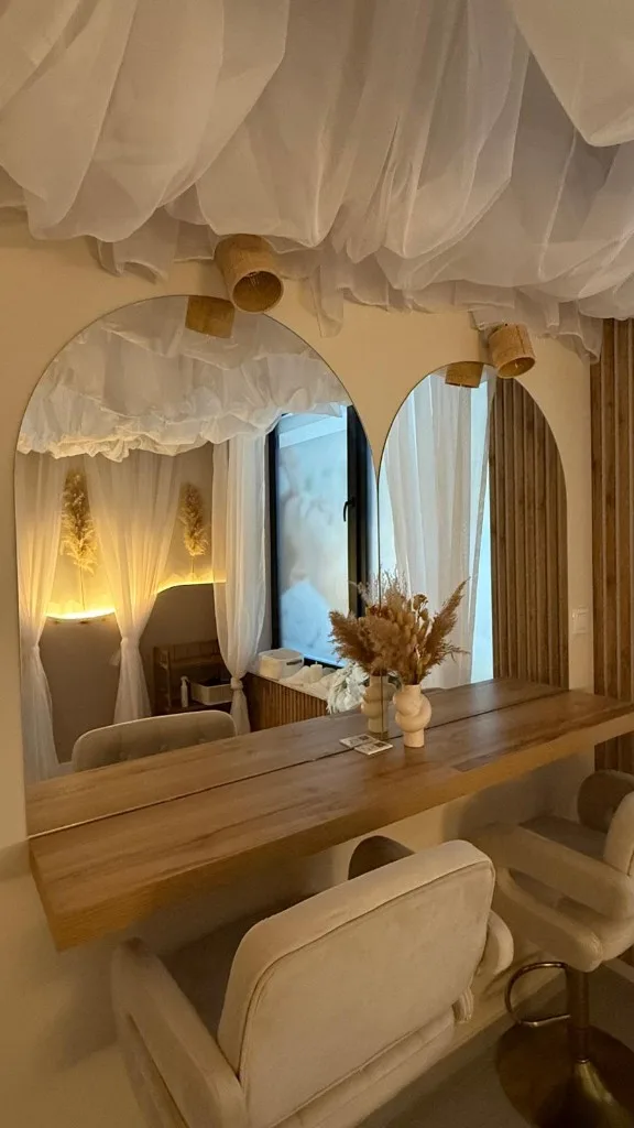 Lustro i detale wnętrza Relax&Beauty w Kębłowie