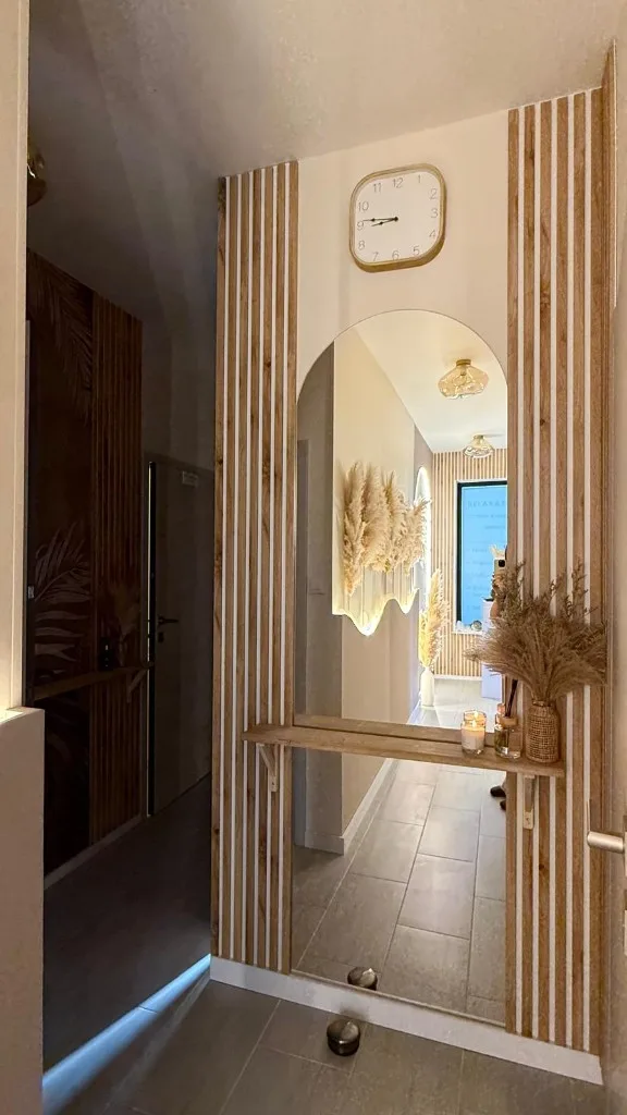 Korytarz i lustro w studiu Relax&Beauty w Kębłowie